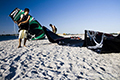 Kitesurfer Auf Fehmarn beim Aufbau